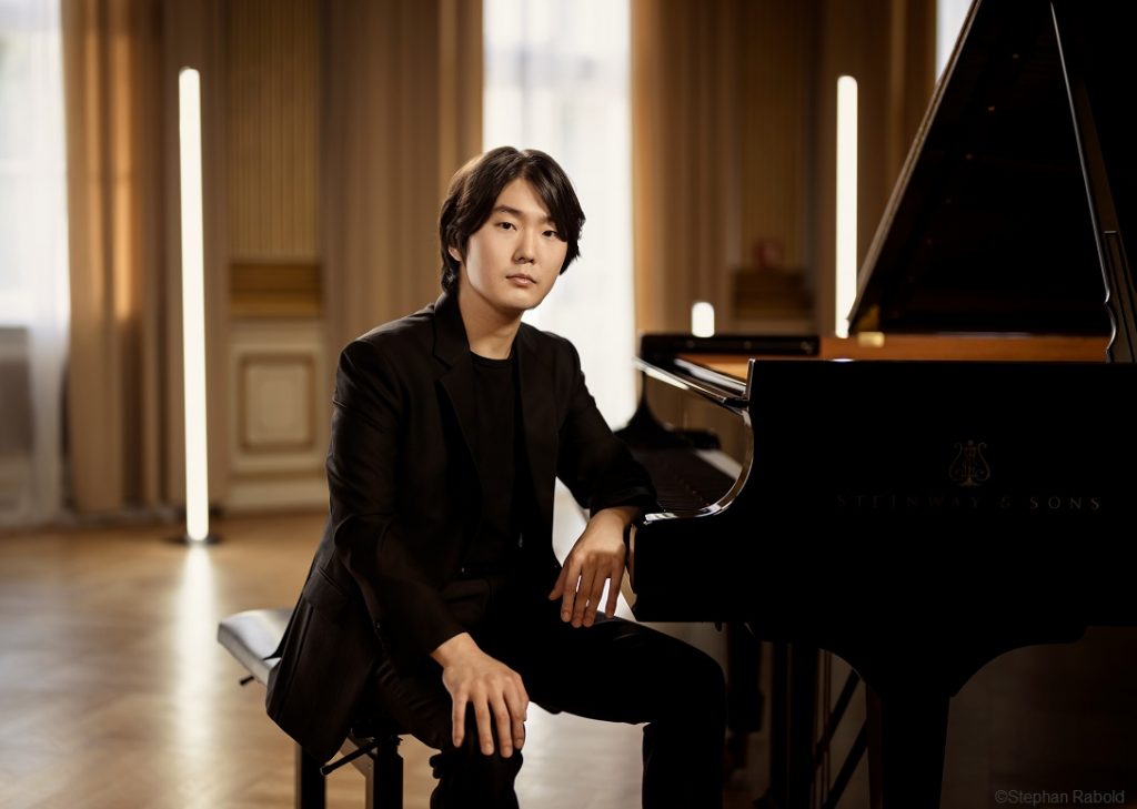 Biography - チョ・ソンジン | Seong Jin Cho - UNIVERSAL MUSIC JAPAN